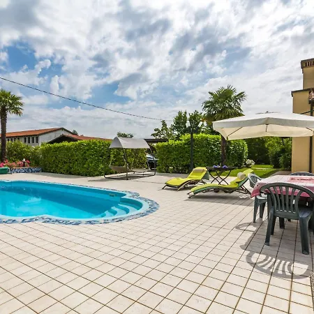 Villa Beautiful Holiday Home In Zelarino With Pool